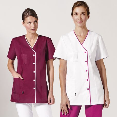 Deux femmes portant des tuniques d'entretien