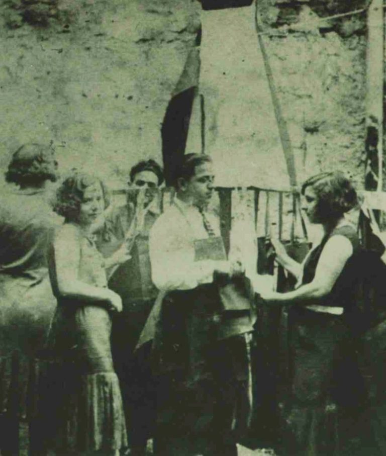 Groupe de personnes en 1927 dans un atelier de fabrication de vêtements professionnels