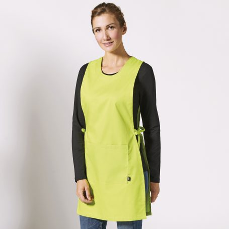 Une femme portant un chasuble d'entretien de couleur verte