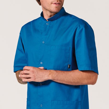 Un homme portant une tunique bleue