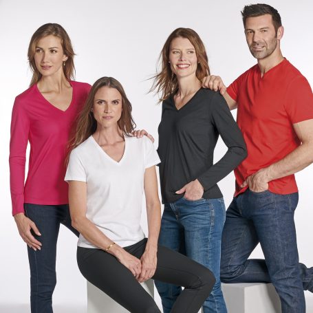 Quatre personnes portant des t-shirts professionnels