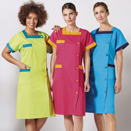 Trois femmes portant des tuniques professionnelles colorées 